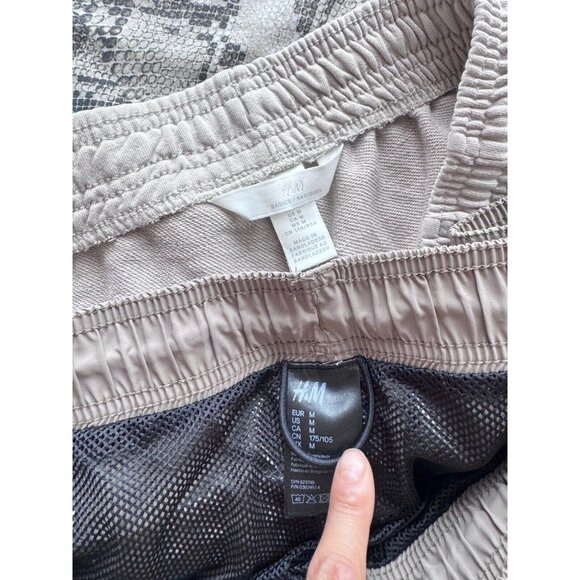 Lot of 4 H&M Workout Clothes - T-Shirt, Tank Sweatshorts, Running Shorts, Size M - Picture 12 of 15